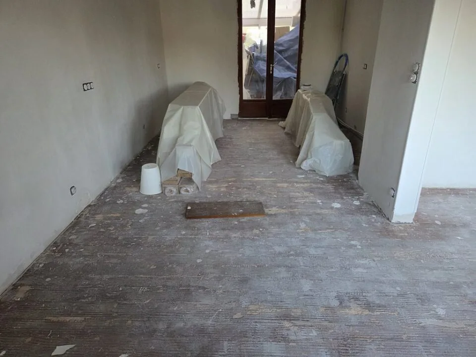 ancien plancher bois résineux dégradé avant dépose — rénovation parquet sur solivage porteur — LC Rénover