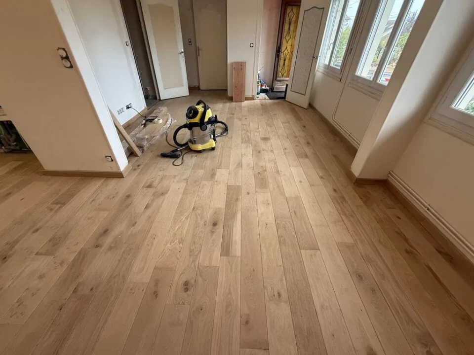 parquet chêne massif sur solivage porteur — partie droite de la pièce en L avant huilage — LC Rénover