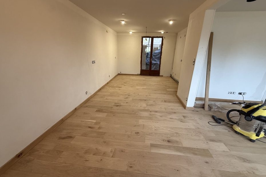 parquet chêne massif sur solivage porteur terminé — partie gauche de la pièce en L avant huilage – Photo LC Rénover parquet chêne massif sur solivage porteur terminé — partie gauche de la pièce en L avant huilage