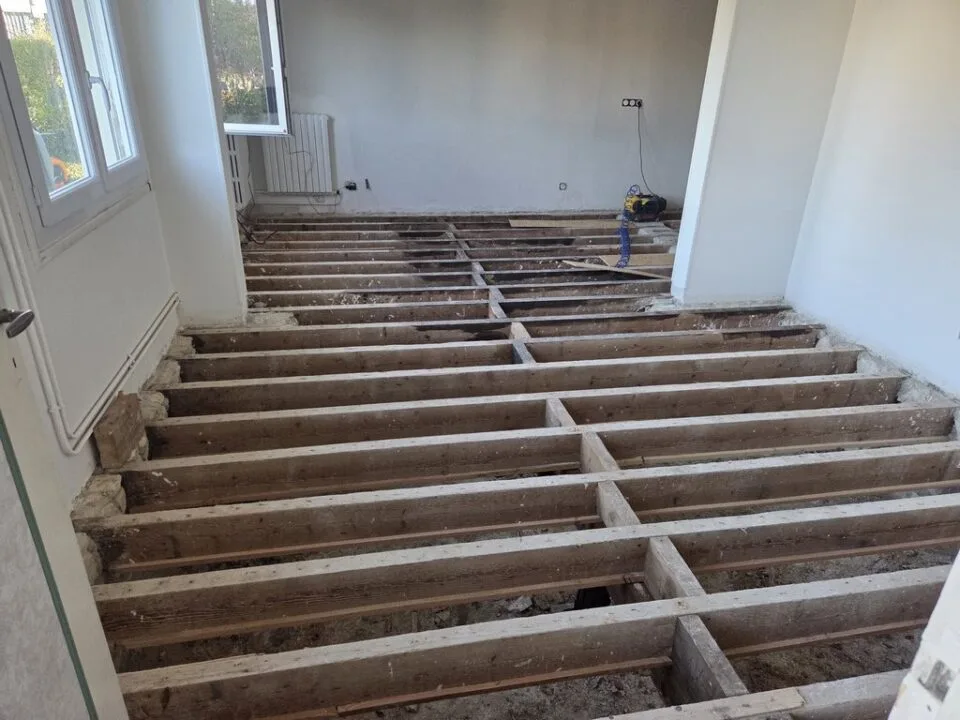 solivage porteur bois après renforcement — structure prête pour pose parquet massif — LC Rénover