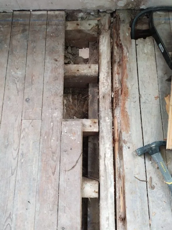 Plancher bois endommagé avant remplacement Caen