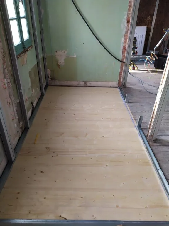 Plancher pin massif neuf posé terminé Caen