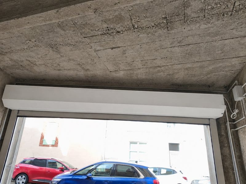 Porte de garage enroulable motorisée — coffre en applique aluminium — LC Rénover Calvados – Photo LC Rénover Porte de garage enroulable motorisée — coffre en applique aluminium — LC Rénover Calvados