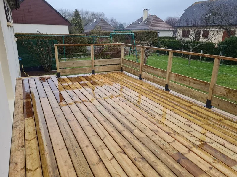 Terrasse bois du nord sur pilotis à Ifs – platelage posé