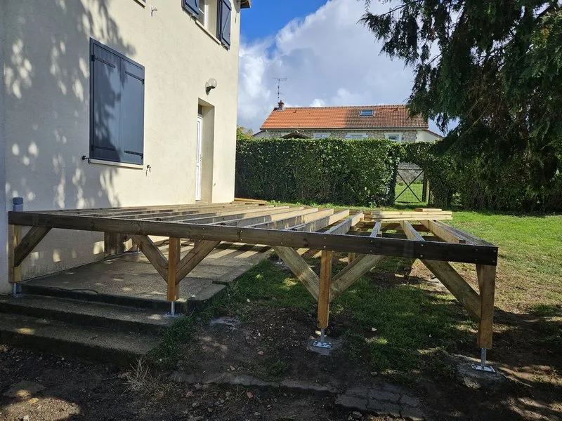 Structure terrasse sur support mixte béton et terre naturelle Mondeville