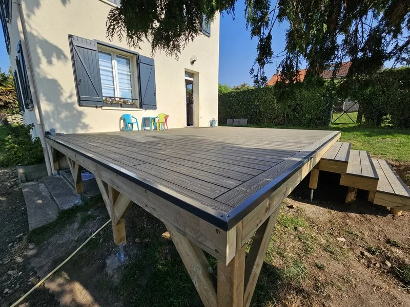 Terrasse composite sur pilotis à Mondeville – structure bois et platelage gris