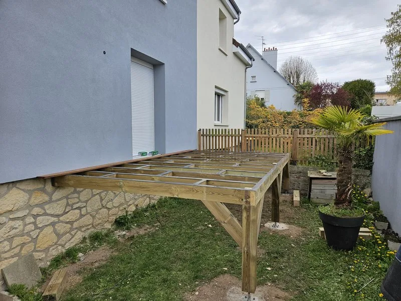 Vue ossature terrasse bois sur pilotis à Caen Lemonnier