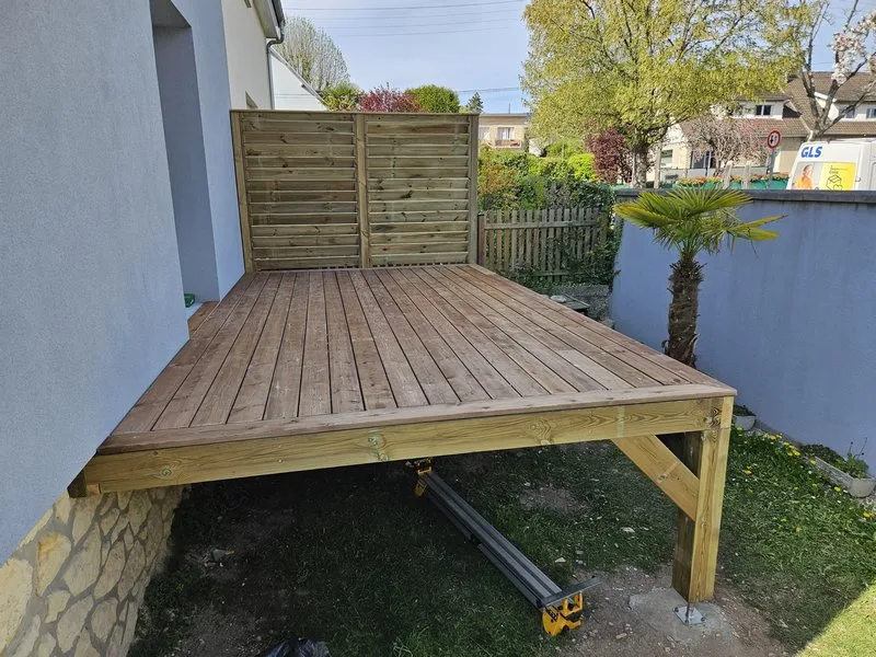 Pose platelage terrasse bois sur pilotis à Caen Lemonnier