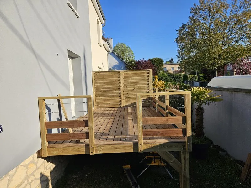 Garde-corps terrasse bois sur pilotis à Caen Lemonnier