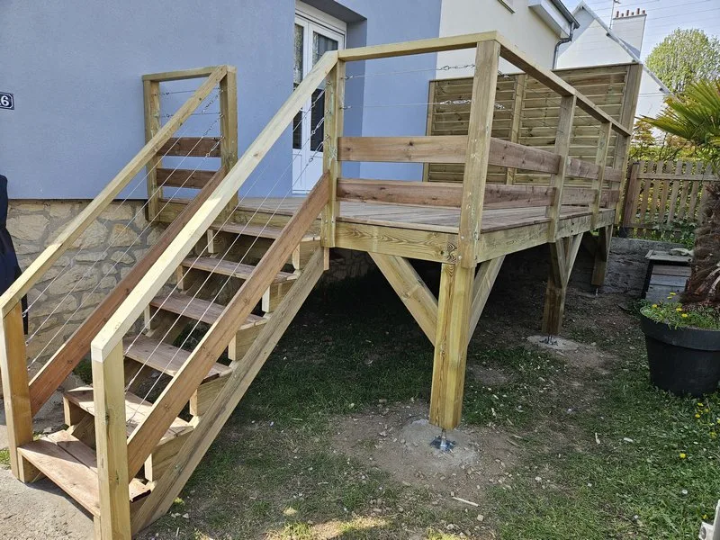 Terrasse bois sur pilotis terminée avec escalier à Caen Lemonnier