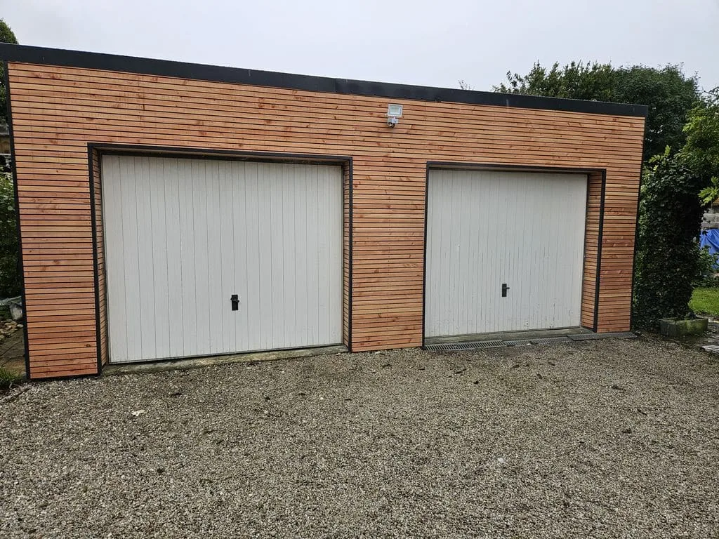 bardage claire voie douglas avec habillages façade contemporaine Caen — LC Rénover