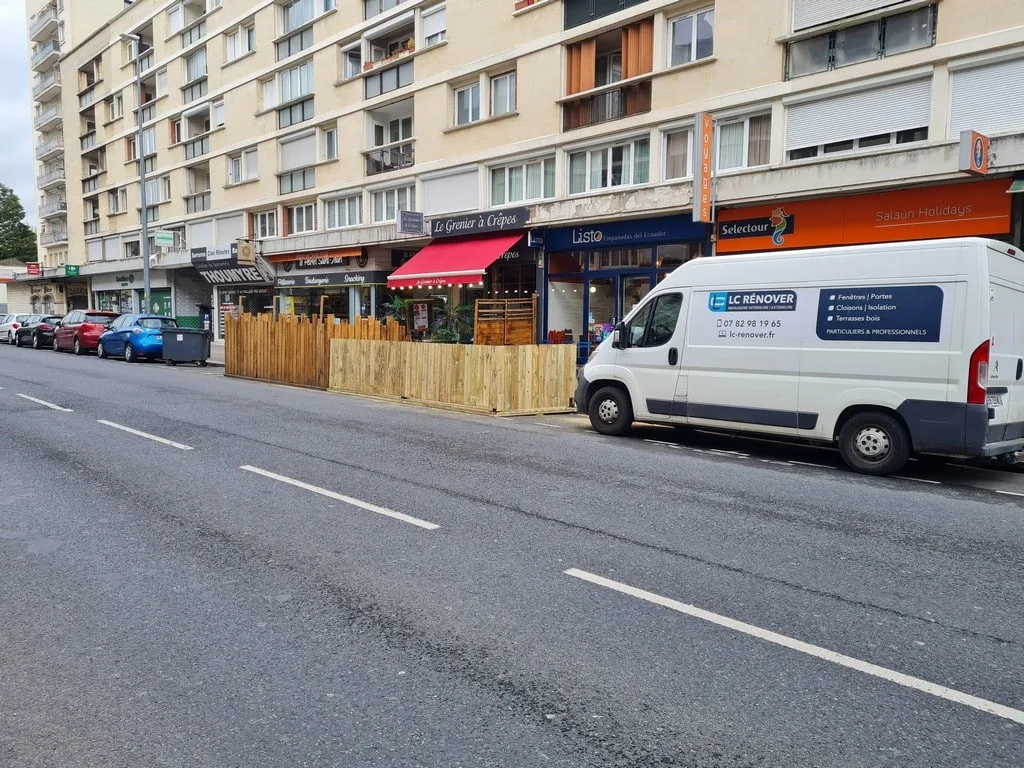 Terrasses bois et petite palissade crêperie Caen – Photo LC Rénover Terrasses bois et petite palissade crêperie Caen