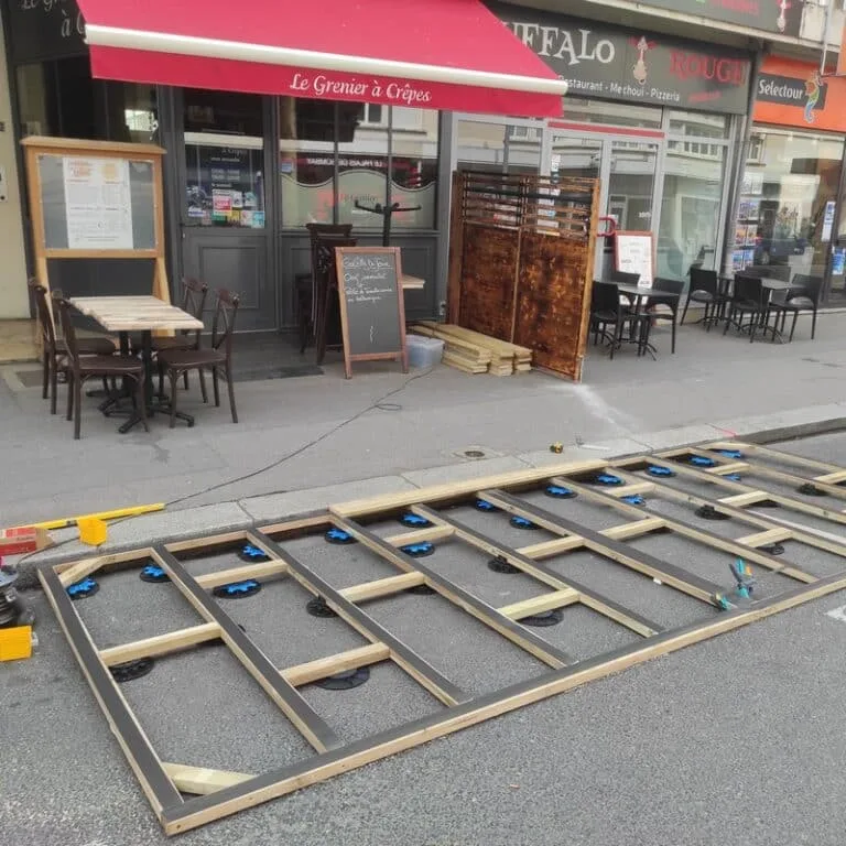 structure lambourdes terrasse bois commerce sur place de parking Caen – Photo LC Rénover structure lambourdes terrasse bois commerce sur place de parking Caen