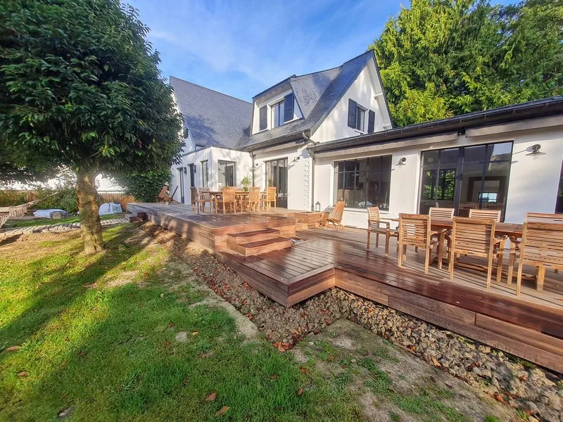 terrasse en padouk avec aménagements