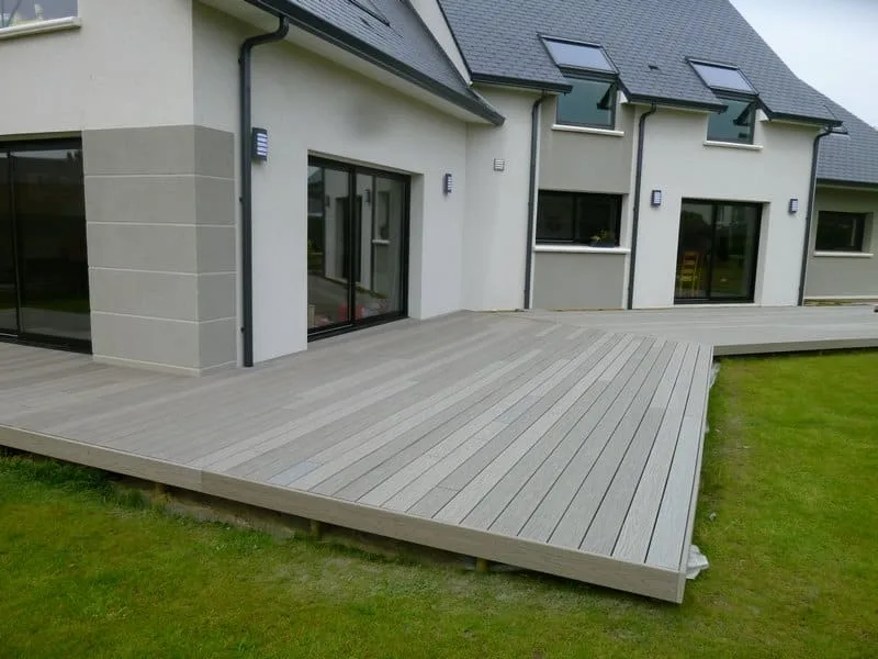 Terrasse en bois composite gris sur terre naturelle Luc-sur-Mer
