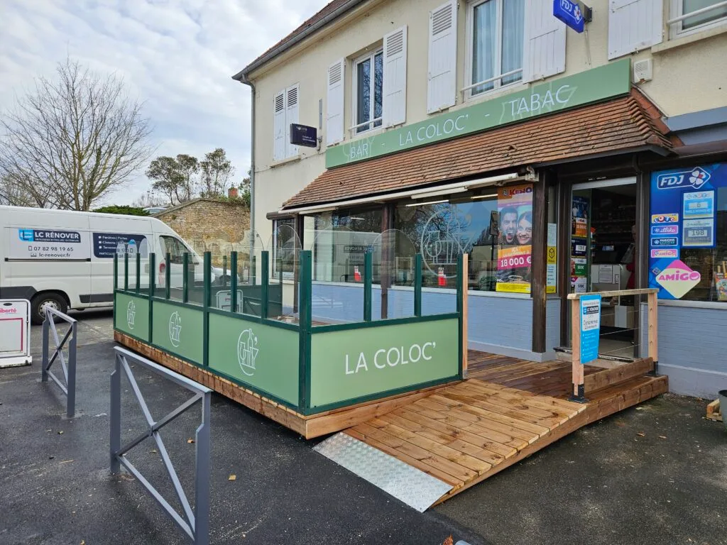 Bar la Coloc rampe accès terrasse en bois Mondeville – Photo LC Rénover Bar la Coloc rampe accès terrasse en bois Mondeville