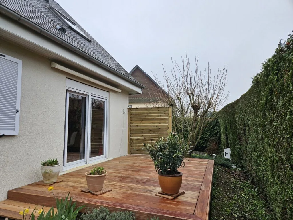 Terrasse cumaru vue d'ensemble avec persienne extérieure Bretteville-sur-Laize