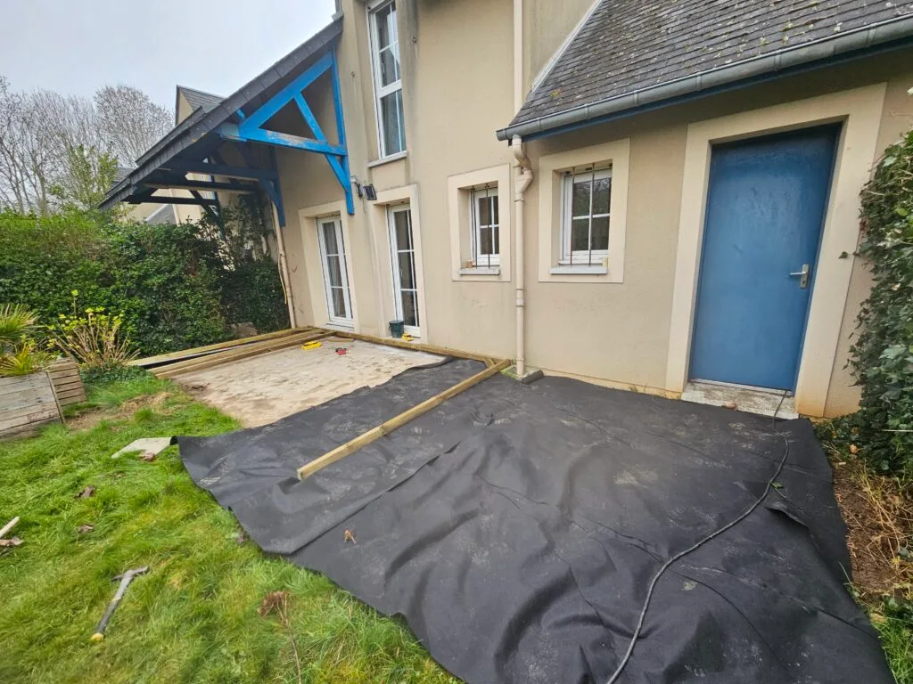 Emplacement mixte béton et pelouse avant pose terrasse bois Carpiquet