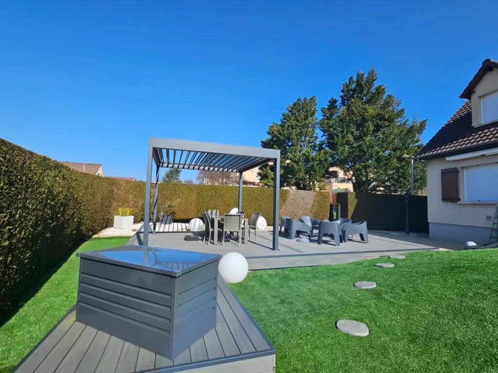 Pergola bioclimatique aluminium lames orientables pose libre sur terrasse composite gris — Giberville, Calvados — LC Rénover