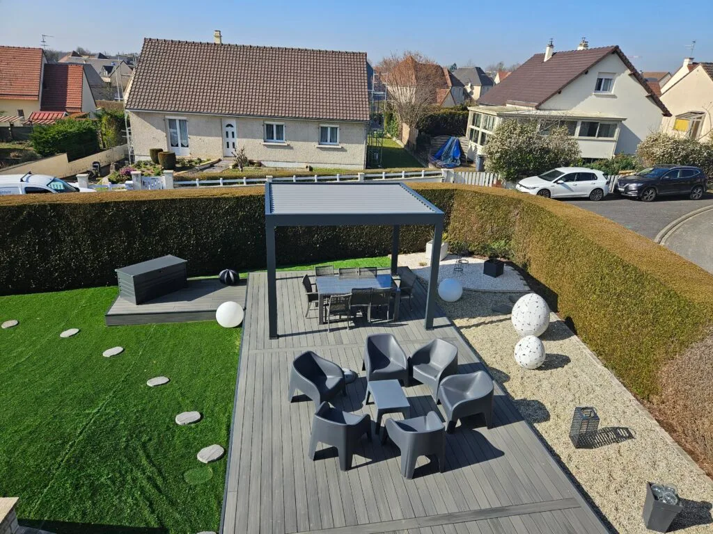 Pergola bioclimatique vue d'ensemble terrasse composite gris — Giberville, Calvados — LC Rénover