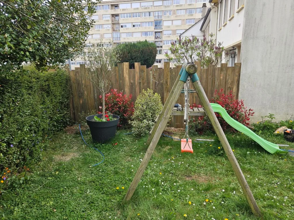 Palissade japonaise déstructurée vue d'ensemble — 20 ml entre maisons mitoyennes — Hérouville-Saint-Clair — LC Rénover