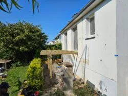 Structure de terrasse en bois sur pilotis hauts – poteaux et poutres porteuses