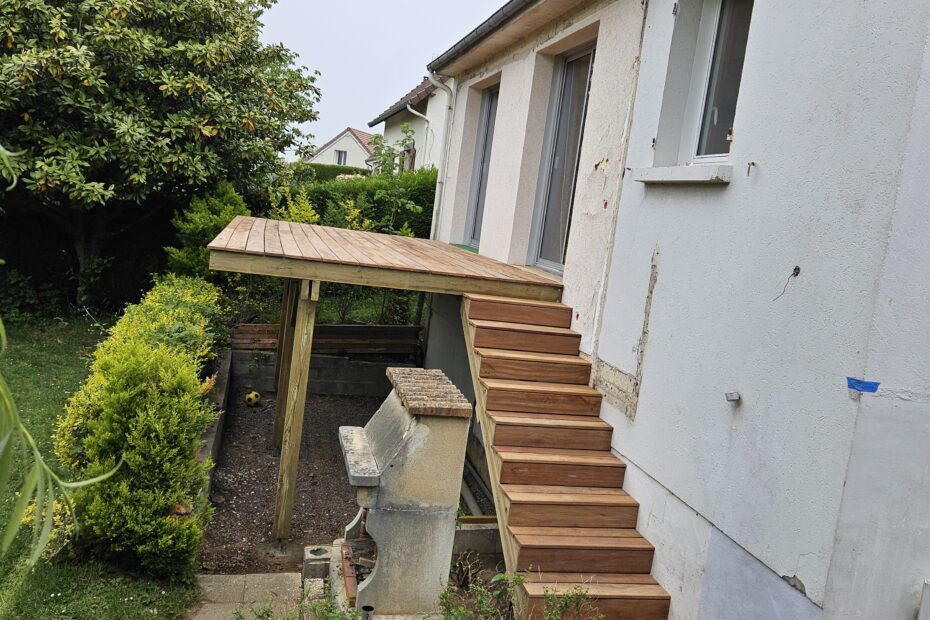 terrasse sur pilotis en cumaru et escalier accès