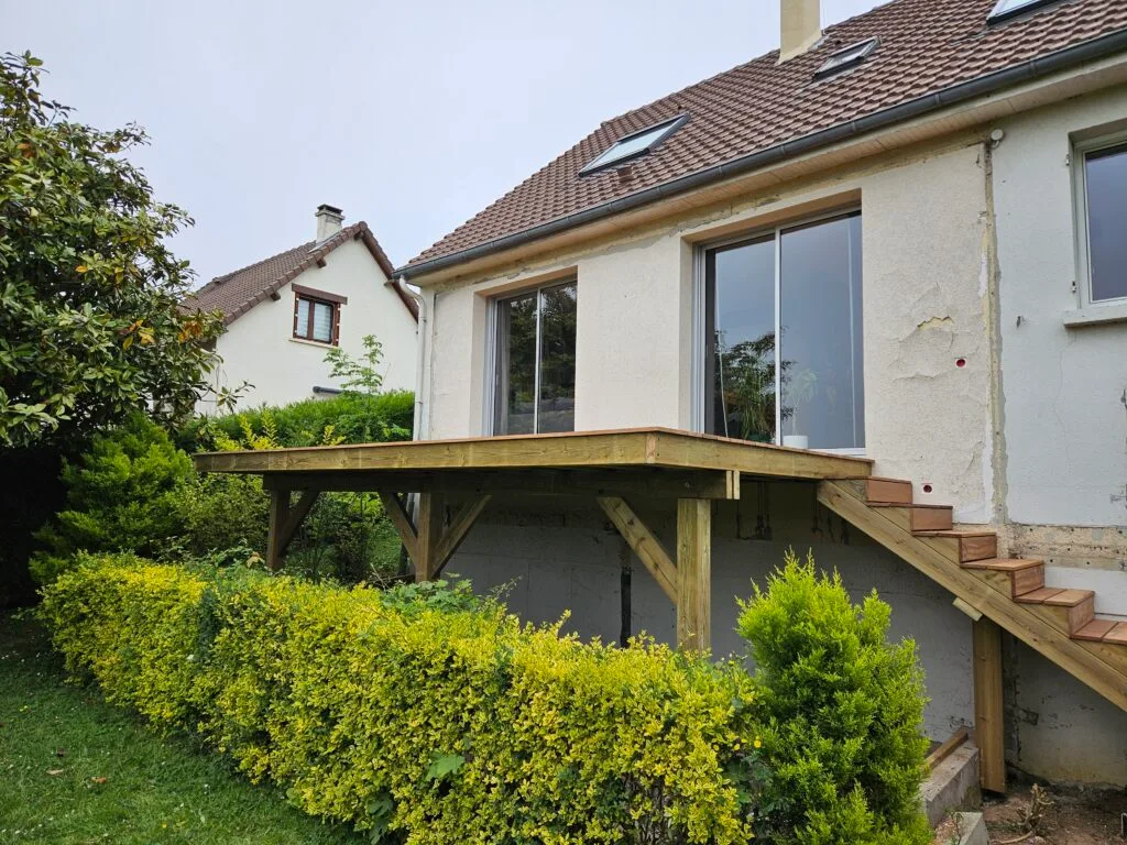 Terrasse cumaru sur pilotis terminée à Biéville-Beuville