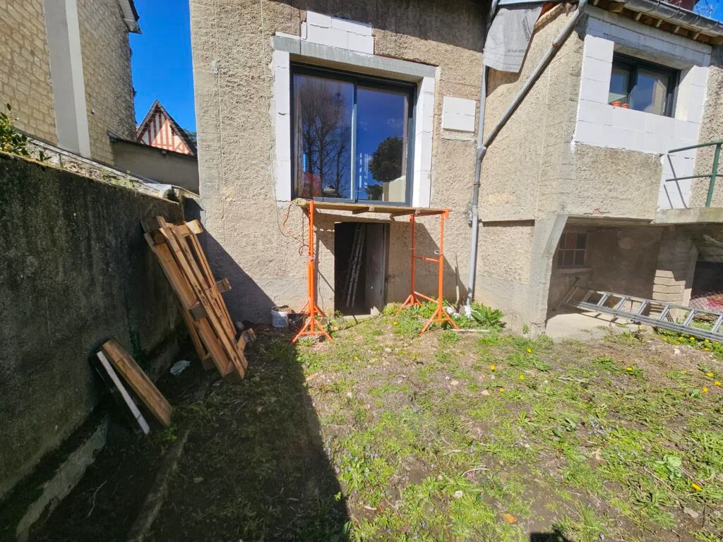 Emplacement avant pose balcon sur pilotis Caen — RDC surélevé