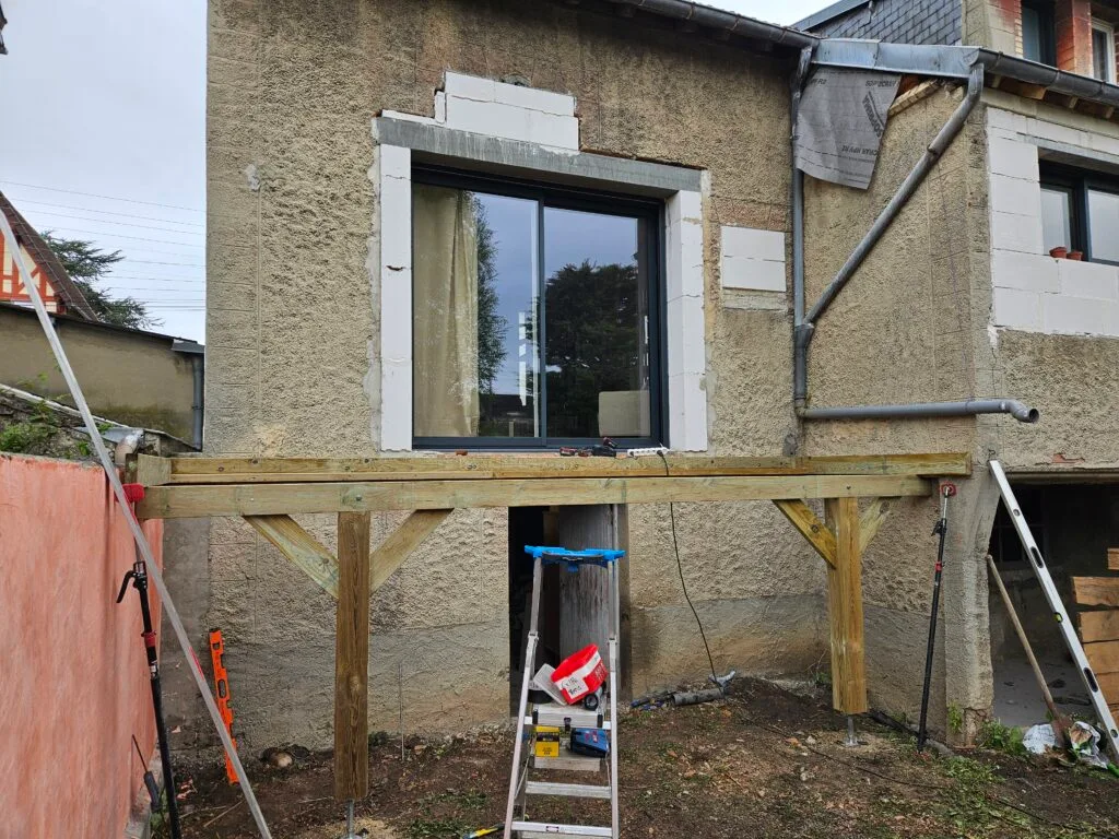 Pose des poteaux balcon sur pilotis bois Caen
