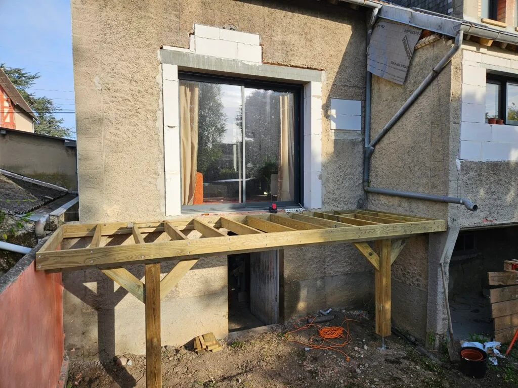 Structure balcon sur pilotis en cours de pose Caen