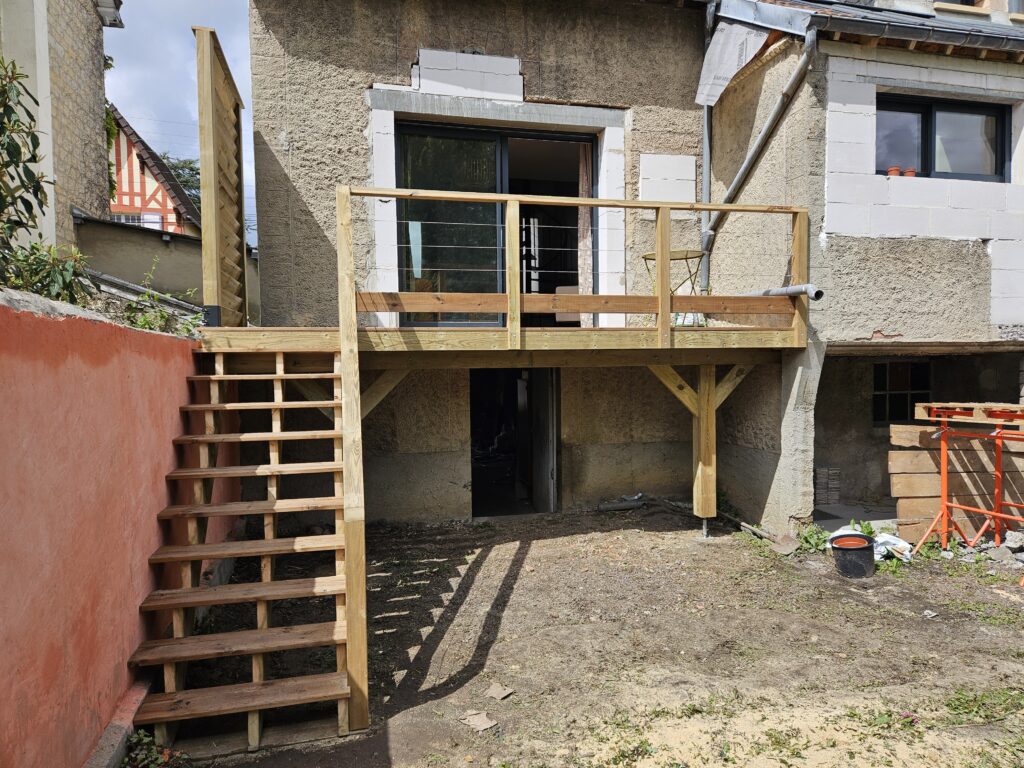 Exemple de terrasse sur pilotis avec garde-corps : la hauteur, la structure porteuse et l’impact visuel justifient généralement une démarche administrative.