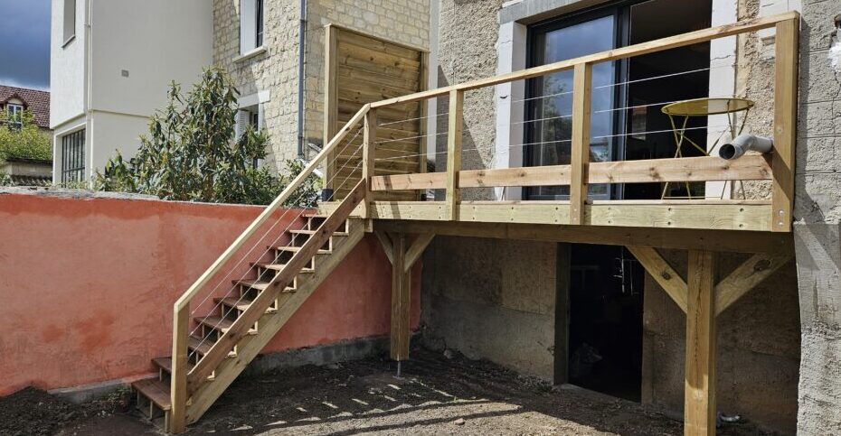 balcon bois sur pilotis Caen avec claustra persienné et escalier accès