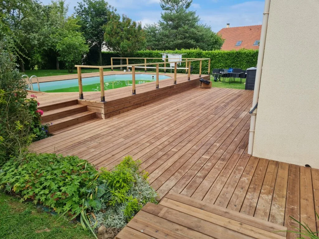 Terrasse bois du nord choix US devant maison vue piscine hors sol Barbery