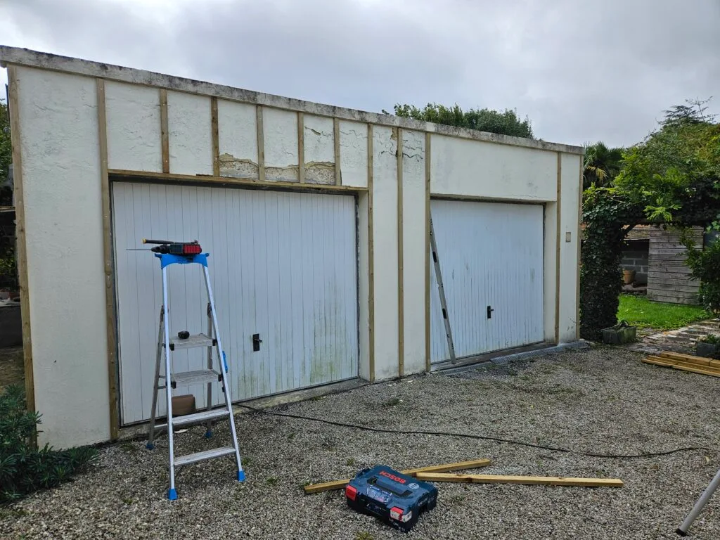 Liteaux sur garage avant pose pare-pluie et bardage claire-voie Douglas Caen