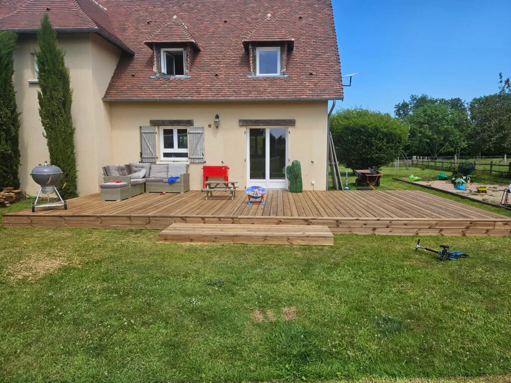 Terrasse bois du nord classe 4 marron terminée vue face Quetteville
