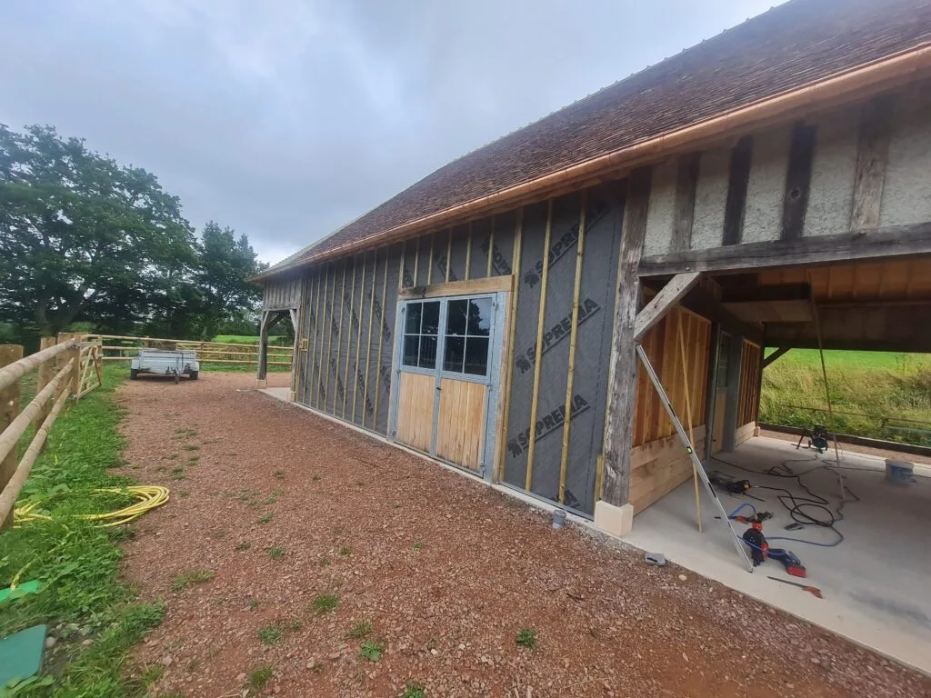 Bâtiment avec pare-pluie et liteaux avant pose bardage chêne massif — Les Authieux-sur-Calonne — LC Rénover