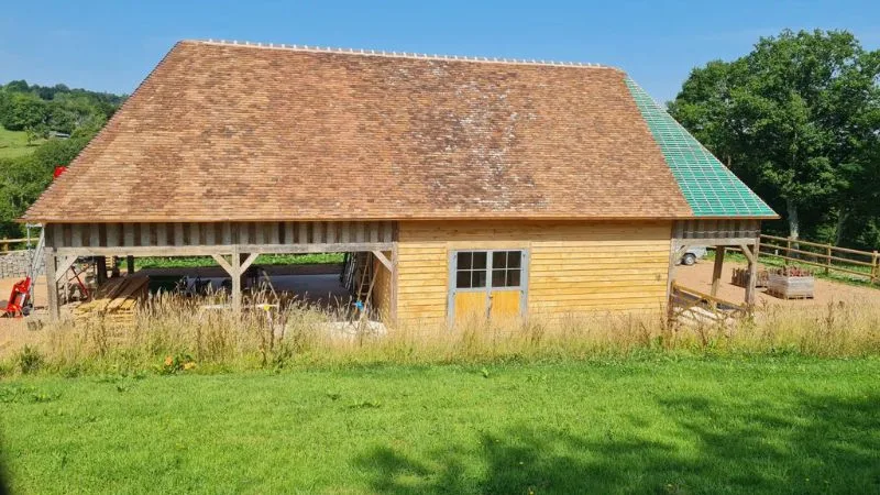 Bardage chêne massif pose à clin vue d'ensemble écurie 100 m² — Les Authieux-sur-Calonne — LC Rénover