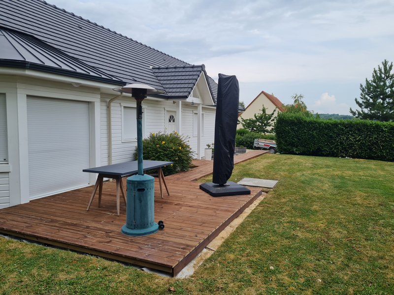 Terrasse bois du Nord à Houlgate (14540) – vue d’ensemble après pose, pin autoclave teinté marron