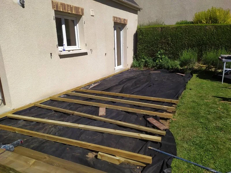 Géotextile et lambourdes avant pose terrasse bois Bretteville-sur-Odon