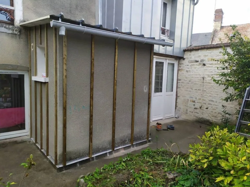 Habillage bardage bois bâtiment attenant maison centre-ville Caen – Photo LC Rénover Habillage bardage bois bâtiment attenant maison centre-ville Caen
