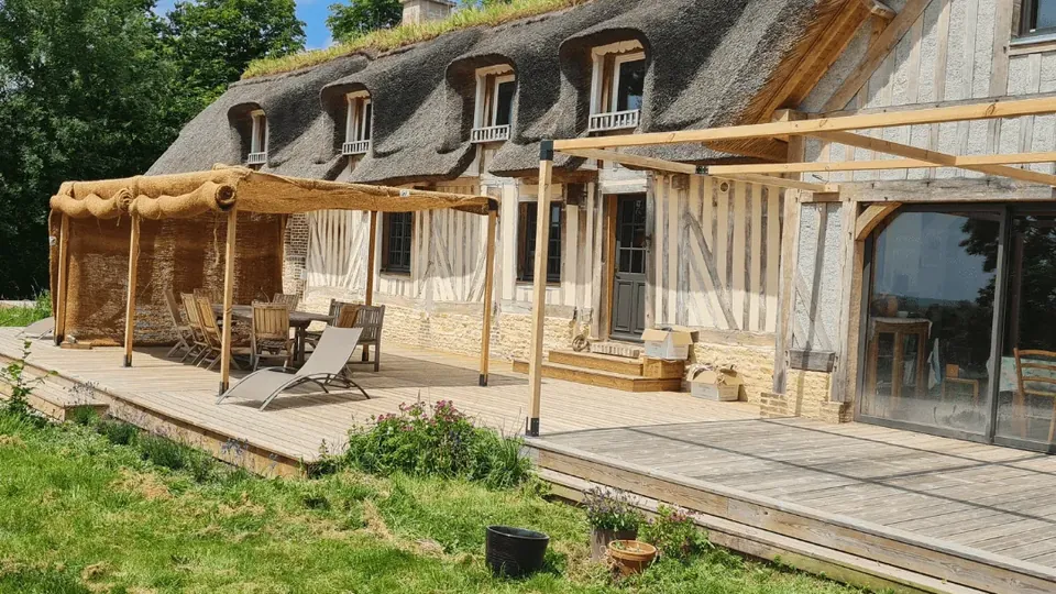 Terrasse en bois réalisée à Beuvron en Auge devant une chaumière traditionnelle – LC Rénover