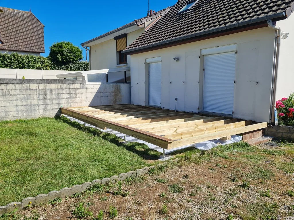 Structure légèrement surélevée terrasse bois terre naturelle et béton Cabourg