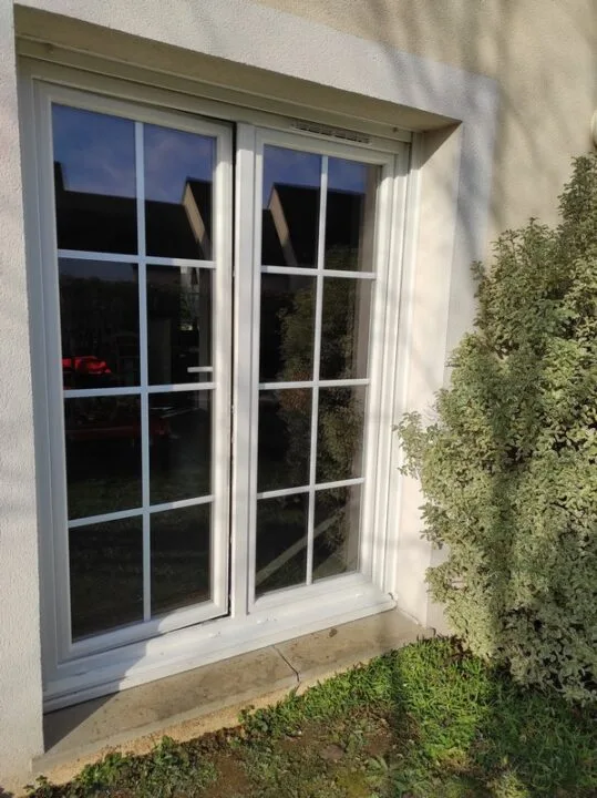 Porte-fenêtre PVC 2 vantaux petits bois vue extérieure Calvados