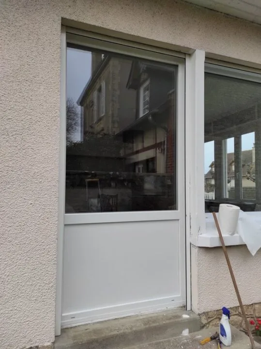 Finition extérieure châssis fixe PVC en rénovation Calvados
