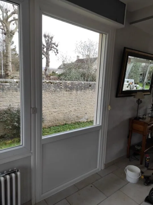 Finition intérieure châssis fixe PVC en rénovation Calvados