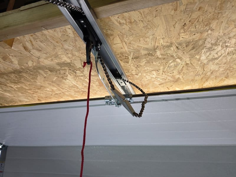 Chaîne de porte de garage sectionnelle sortie de son rail et vrillée – dépannage à Carpiquet