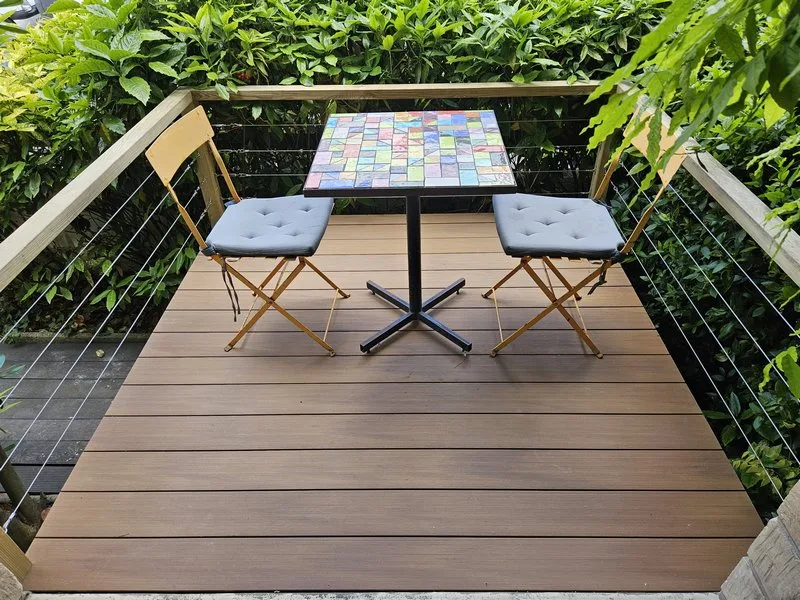 Terrasse composite sur pilotis à Caen Lanfranc – structure légère