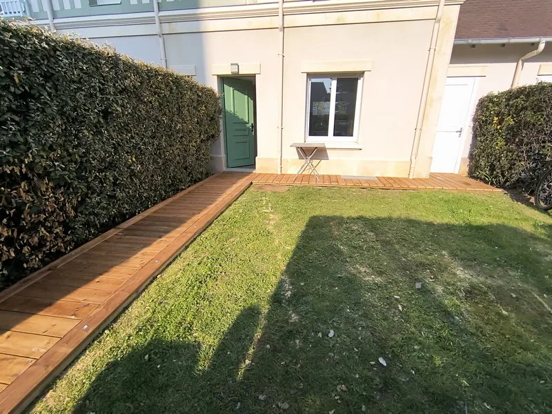 Accès maison bois du nord vue globale — terrasse 35 m² sur carrelage existant — Tourgéville — LC Rénover – Photo LC Rénover Accès maison bois du nord vue globale — terrasse 35 m² sur carrelage existant — Tourgéville — LC Rénover