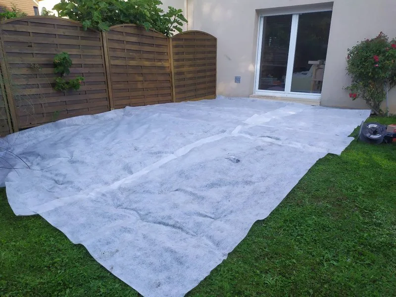 Géotextile posé sur terre avant pose terrasse bois